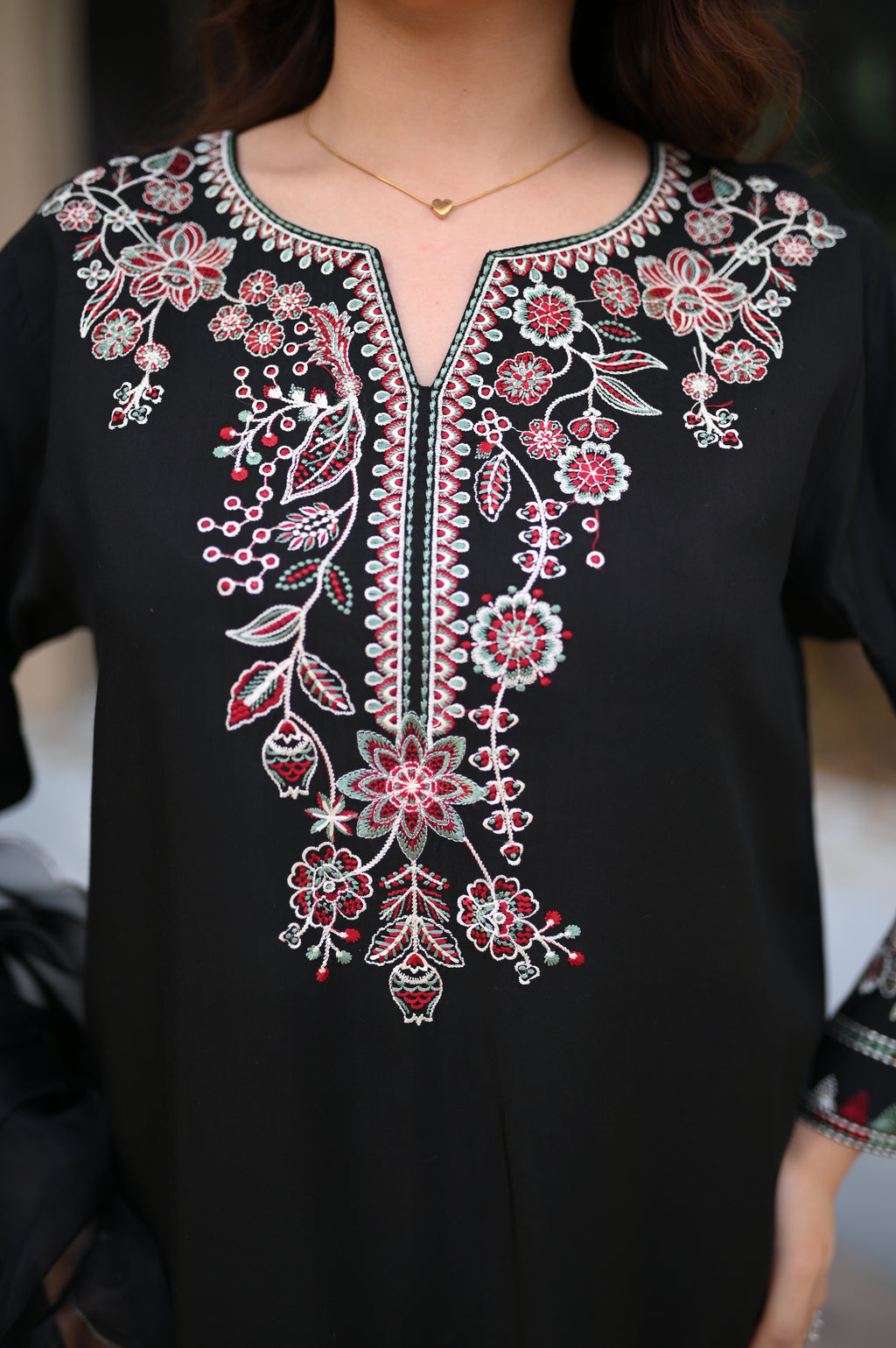 Noiré black silk kaftan with organza dupatta by ARSHAÉ, additional detail view